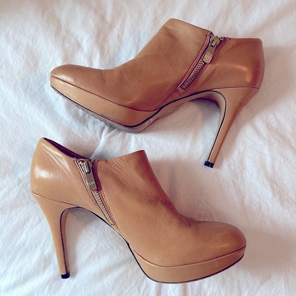 💕 Vince Camuto “Elvin” Caramel Bootie Size 8 M - Picture 2 of 12